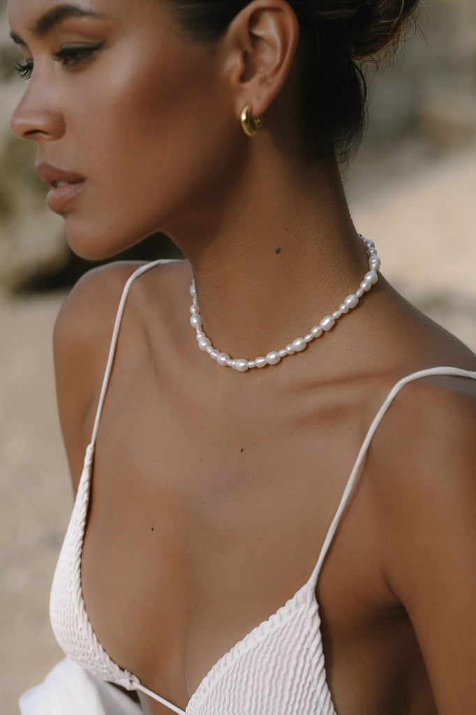close up on the pearl choker