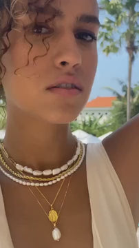 modeling the set of pearl and gold necklaces 