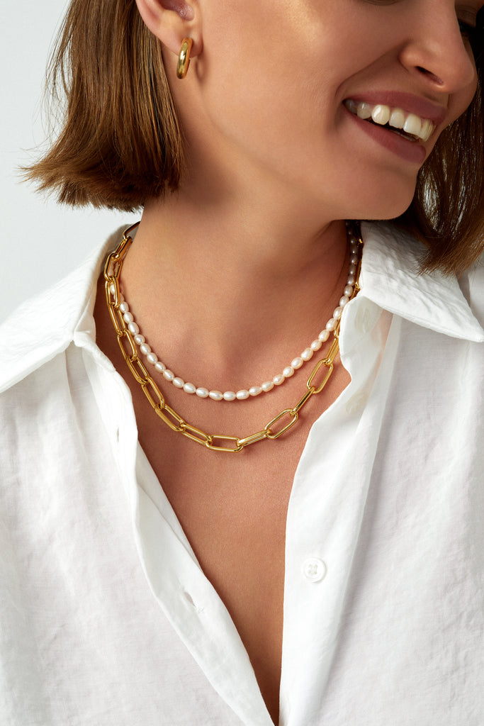 How to Style a Chunky Gold Necklace