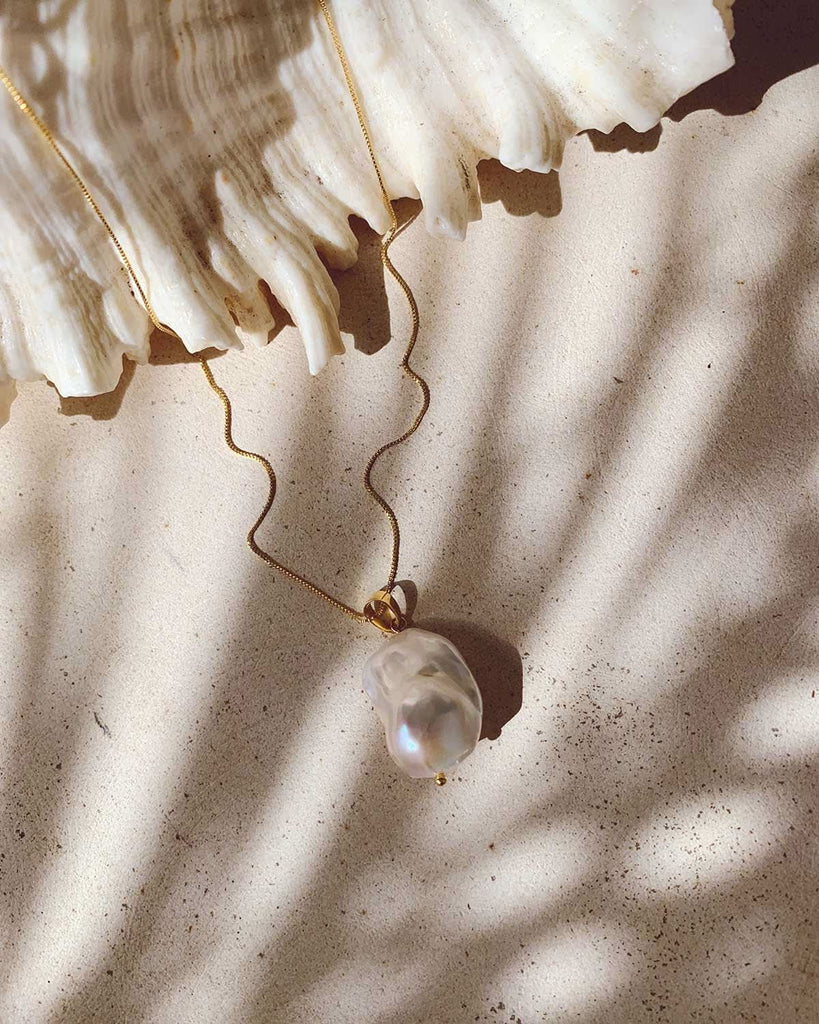 large freshwater pearl on gold thin chain 